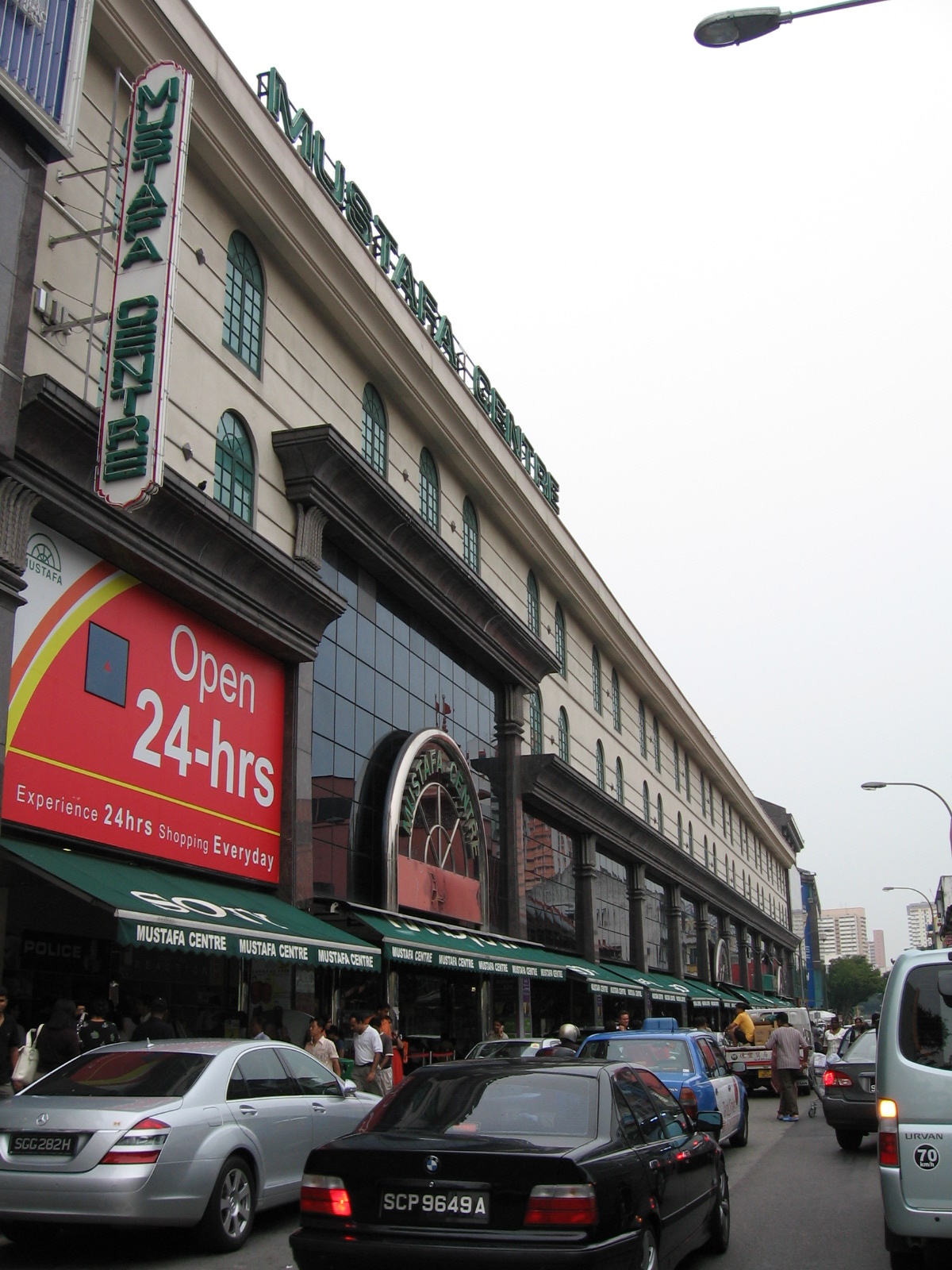 מרכז הקניות מרצ'ה (Mustafa Centre)