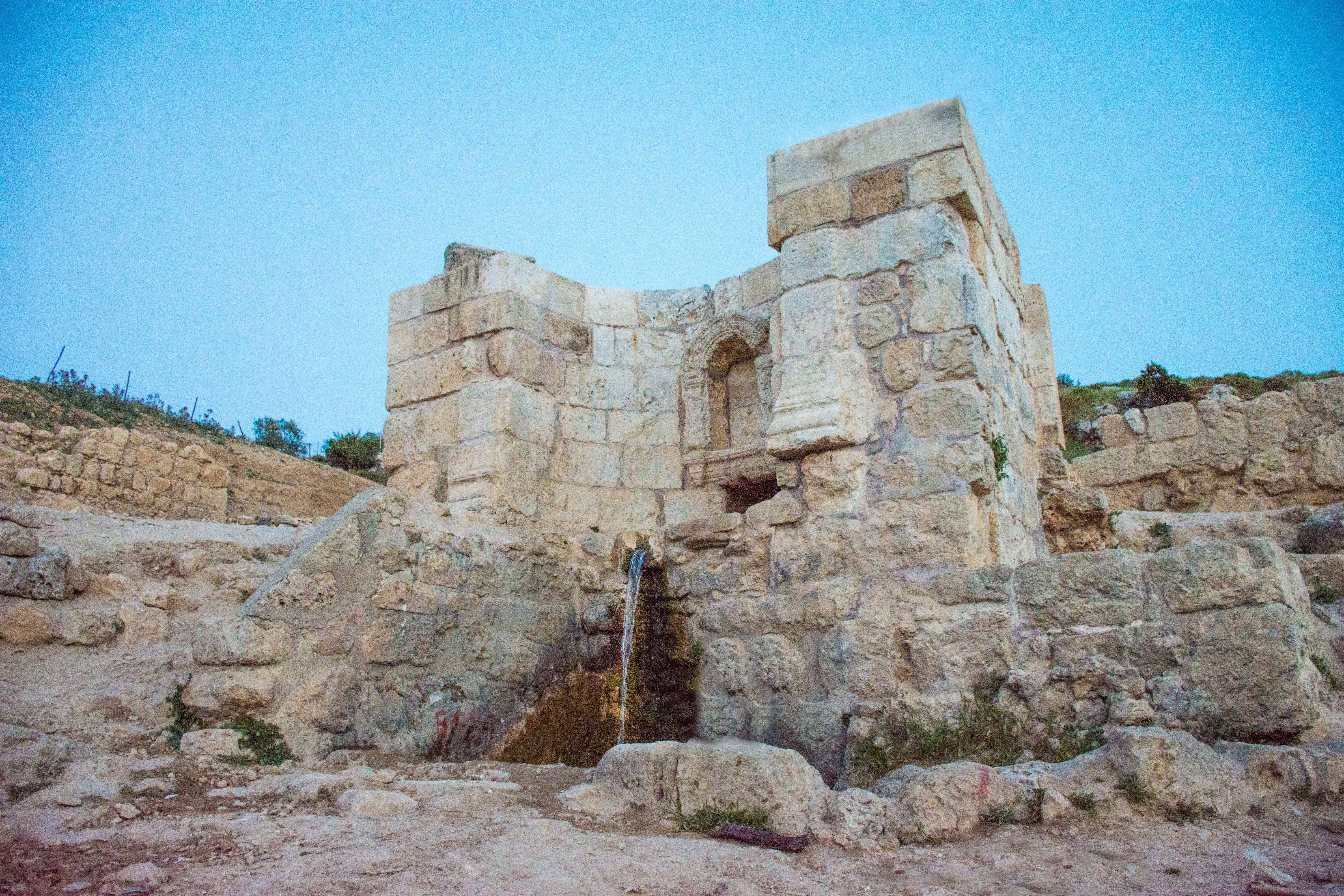 מעיינות הרי יהודה: עין לבן ועין חניה