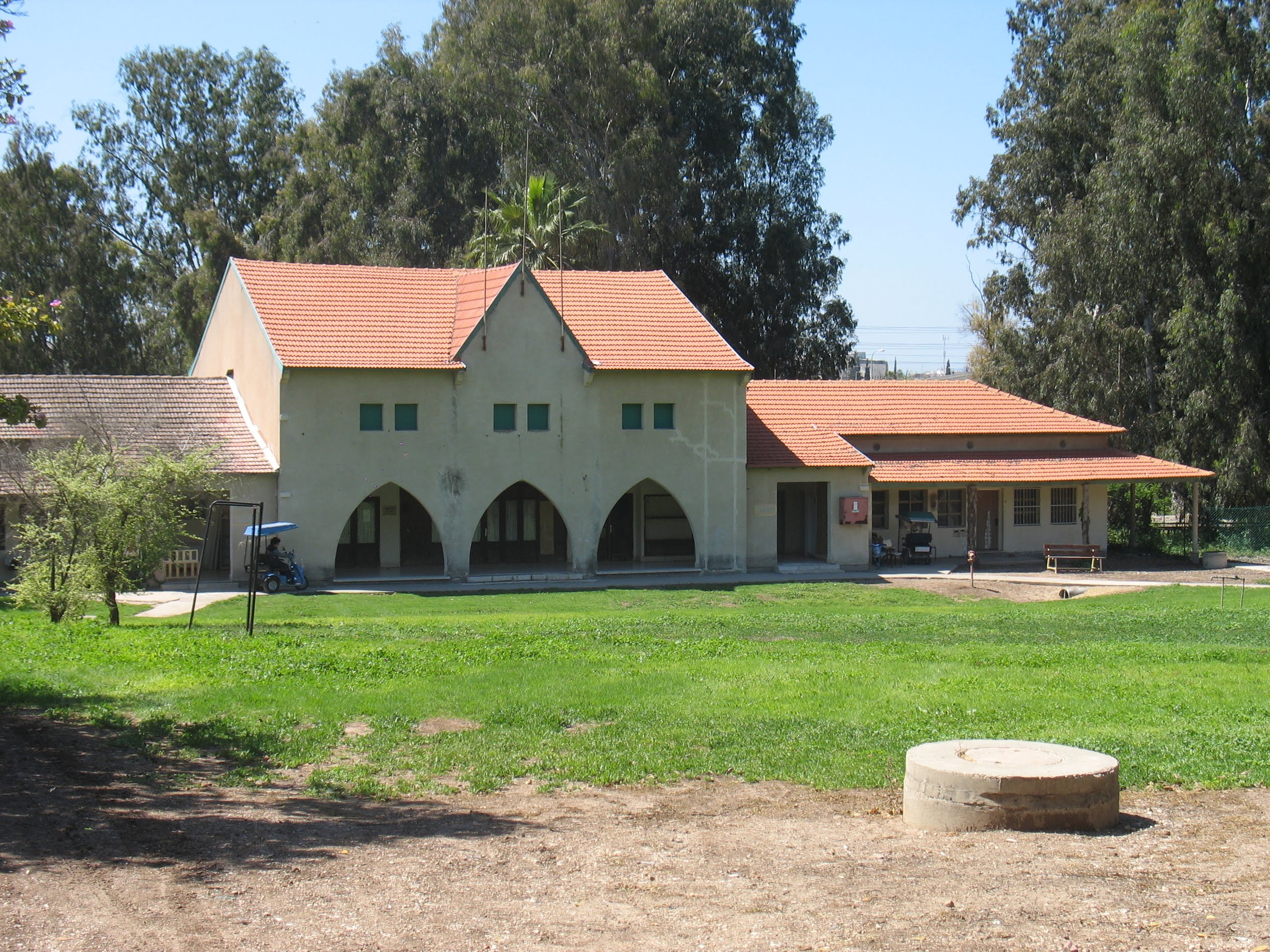 החצר הגדולה במרחביה